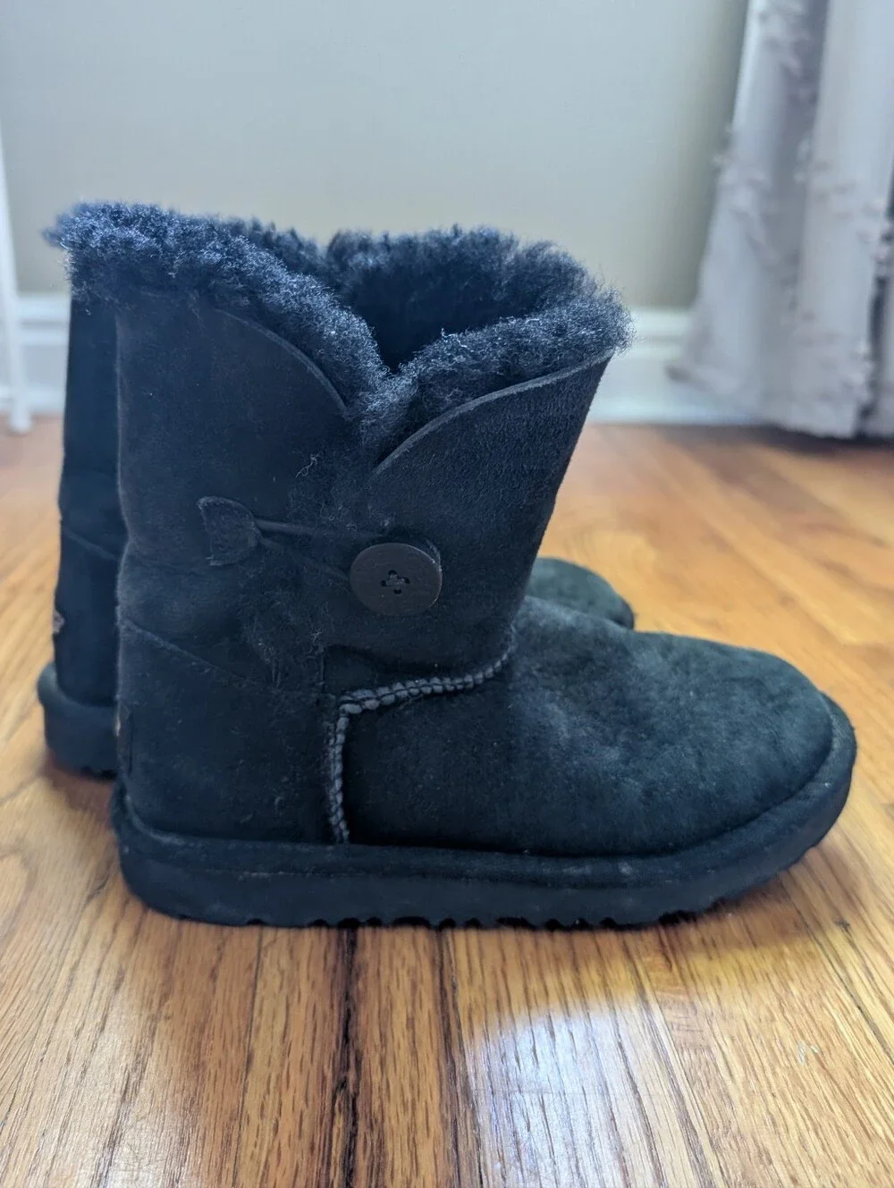 UGG Black Shearling-Trim Button Kids Bootsol Size 1 Girls